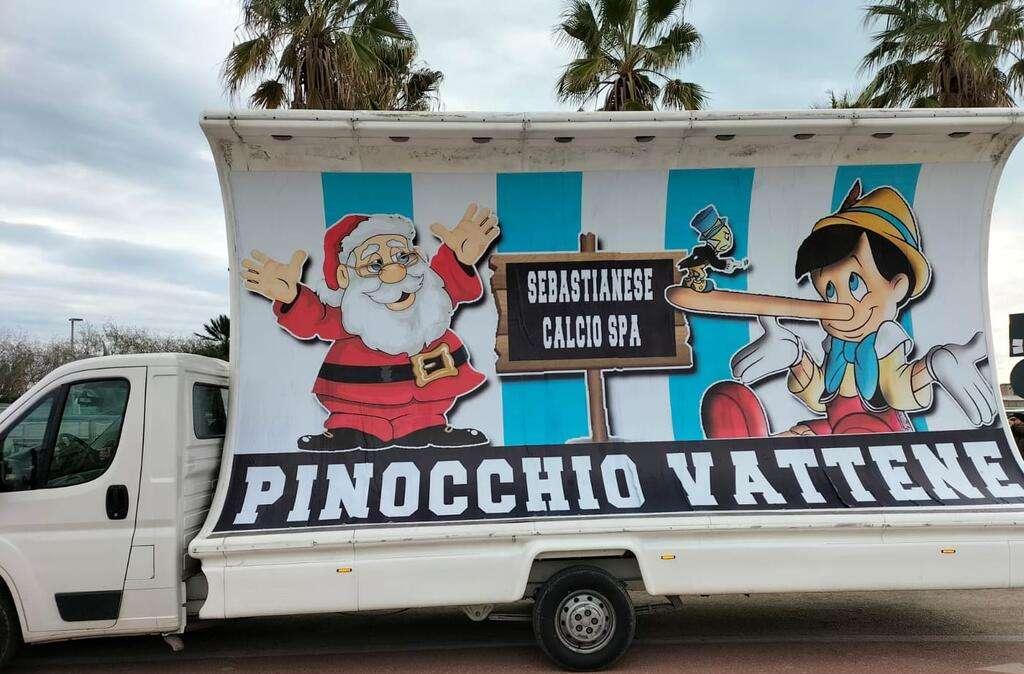 Pescara, i tifosi contestano il presidente Sebastiani con una vela pubblicitaria