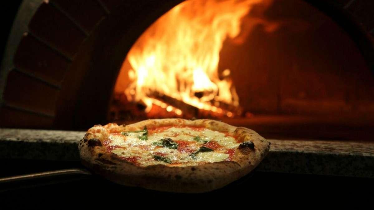 Pronto pizzeria? Il Brindisi dopo la buona prestazione di Potenza ordina pizza per tutti!