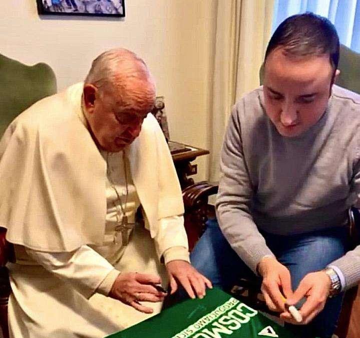 Papa Francesco benedice la maglia dell'Avellino