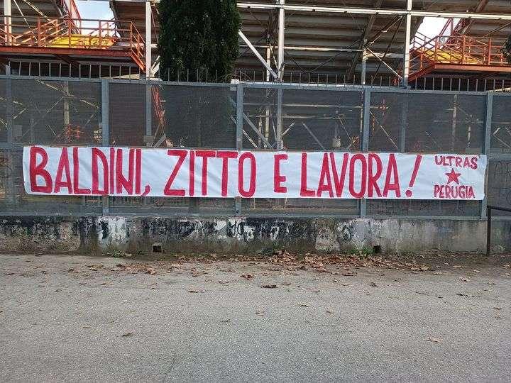"Baldini, zitto e lavora", duro striscione nei confronti del tecnico del Perugia