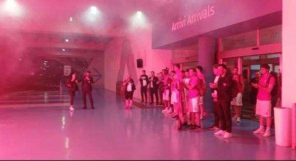 Un gruppo di tifosi della Triestina nella notte ha atteso i propri calciatori per ringraziarli