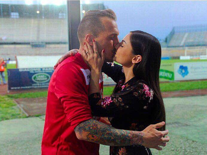 Proposta di matrimonio allo stadio...lo show romantico di un bomber di C...