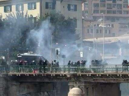 Incidenti tra le tifoserie di Genoa e Sampdoria prima del derby di Coppa Italia di questa sera