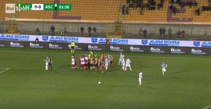 Terrore al Via del Mare...terribile infortunio per un calciatore di origini lucane che perde i sensi in campo...