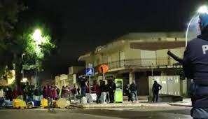 Dopo Nardò-Nocerina lancio di bottiglie e scontri tra tifosi: anche una dozzina di poliziotti tra i feriti