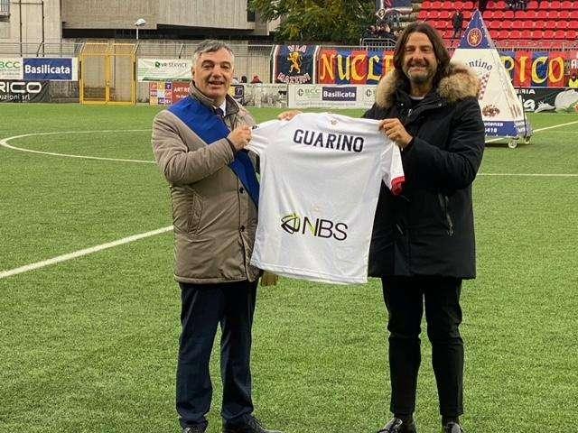 Il presidente Caiata ha consegnato la maglia de “La casa dei 100 Comuni” a l presidente della Provincia di Potenza Guarino
