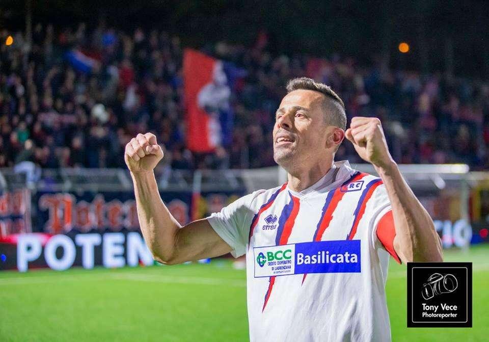 Carlos França arriva in doppia cifra...