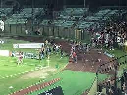 Siena-Reggiana, tifosi emiliani entrano in campo, momenti di tensione al termine del match... [VIDEO]