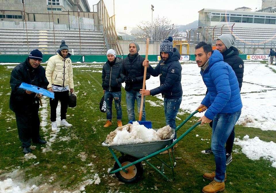 Tutti a spalare: anche i calciatori "scendono in campo".
