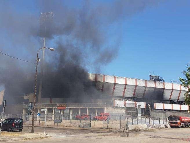  Taranto, doccia gelata per i tifosi: lo stadio Iacovone rimane inagibile