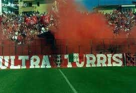 I tifosi dela Turris "salutano" i fratelli nocerini...