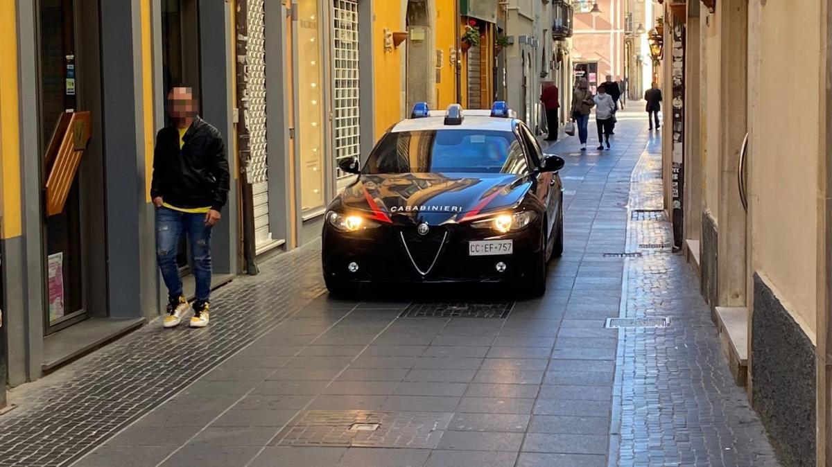 Potenza, aggredisce due persone e le minaccia con un pitbull: arrestato 18enne