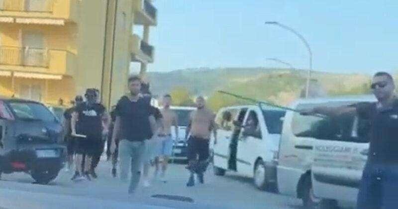  Follia dopo Casertana-Catania: pulmini di traverso sulla Variante e auto colpite a sprangate 