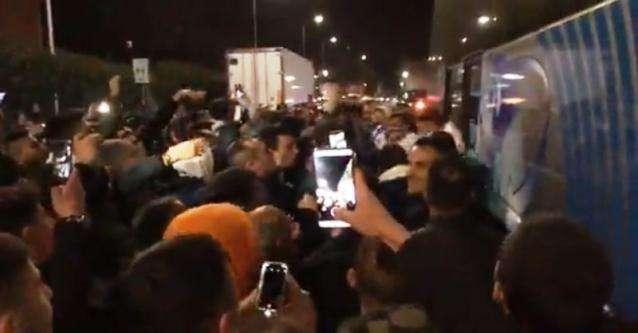 Dopo la vittoria di Reggio Calabria i tifosi del Monopoli accolgono trionfalmente la squadra.