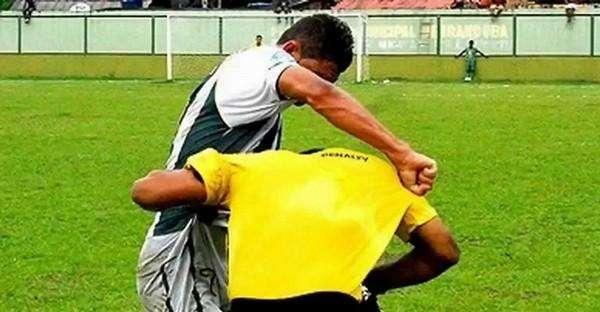 Aggressione all'arbitro: si becca 5 anni di squalifica...