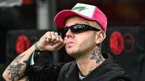 Il rapper Lazza intona un coro contro i napoletani durante Milan-Roma, i tifosi partenopei: "Mai più nella nostra città"