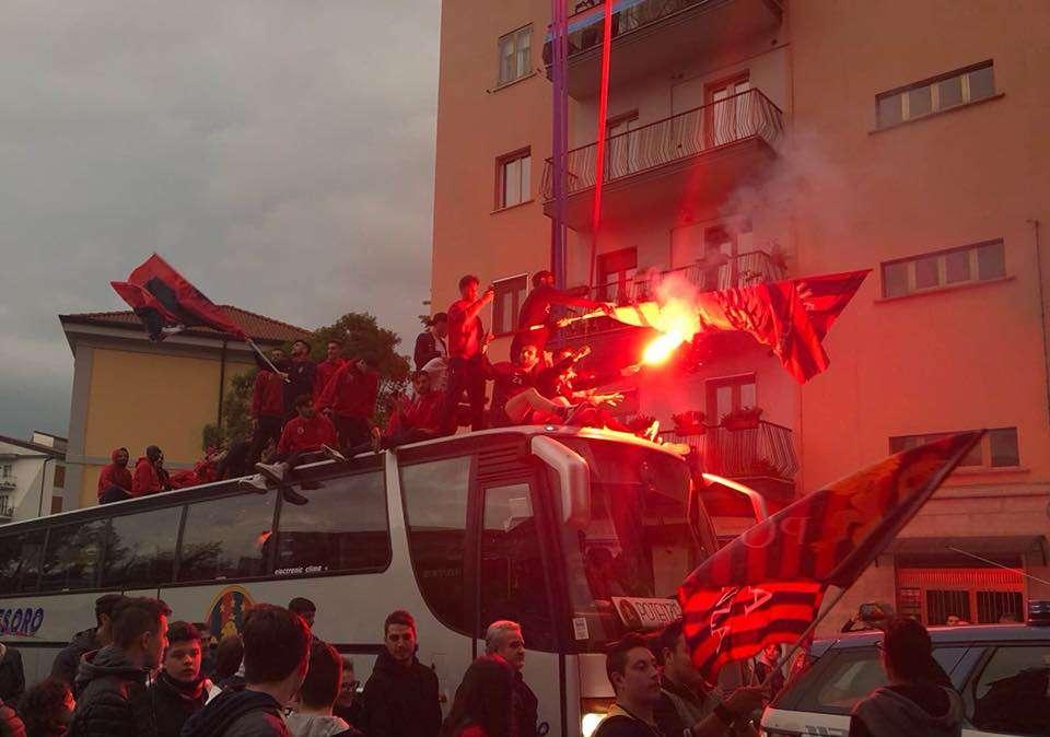 TUTTI SUL BUS... PER ANDARE VIA DA QUESTA CATEGORIA...
