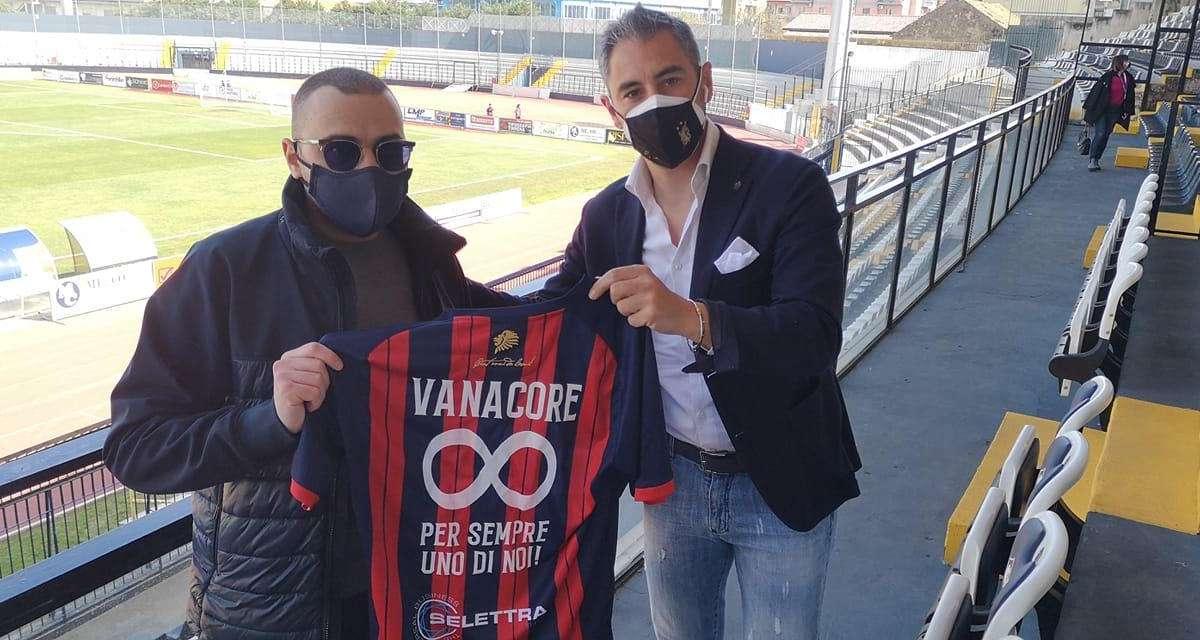 In ricordo di Vanacore, il Potenza dona una maglietta al vice presidente della Cavese Di Mauro