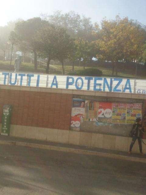 INTANTO A MATERA COMPARE UNO STRISCIONE...