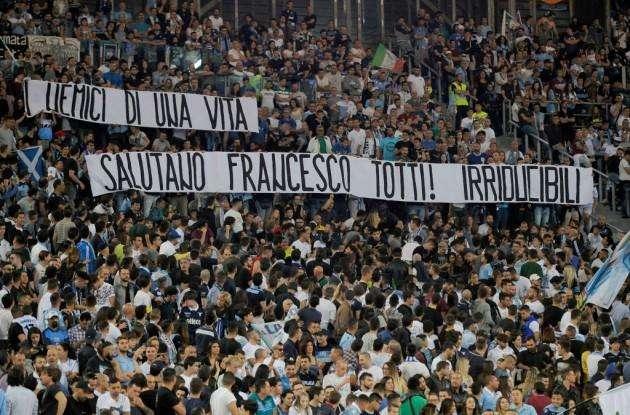 Gli Irriducibili della Lazio salutano Totti...
