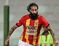 I tifosi del Giugliano insultano l'attaccante Marotta del Benevento e al club campano arriva una multa