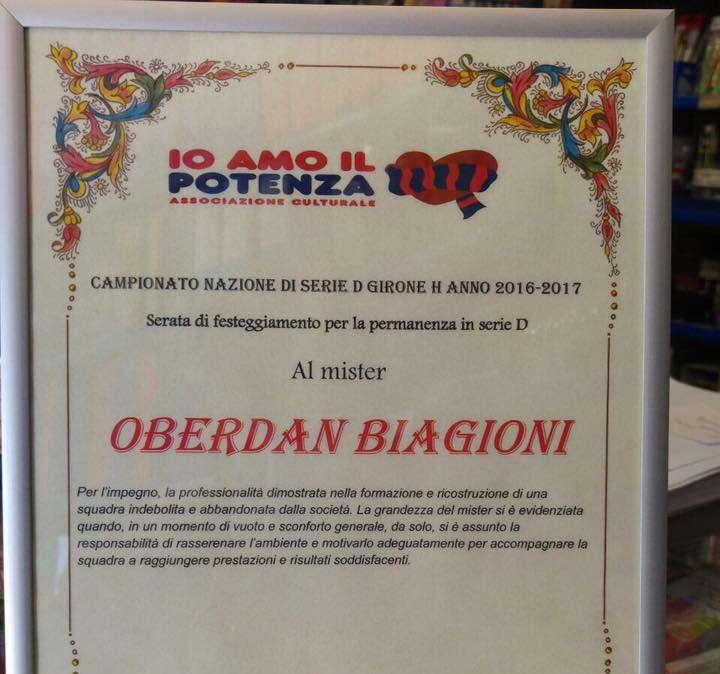 Per mister Biagioni un attestato... di stima...