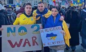  Shevchenko in piazza a Londra con la bandiera dell'Ucraina per dire no alla guerra