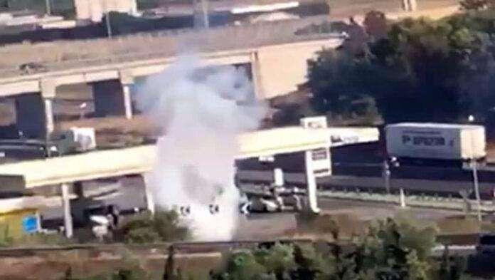 Paura sulla statale 16, ultrà del Lecce a viso coperto lanciano bombe carta nella stazione di servizio contro i tifosi del Brindisi