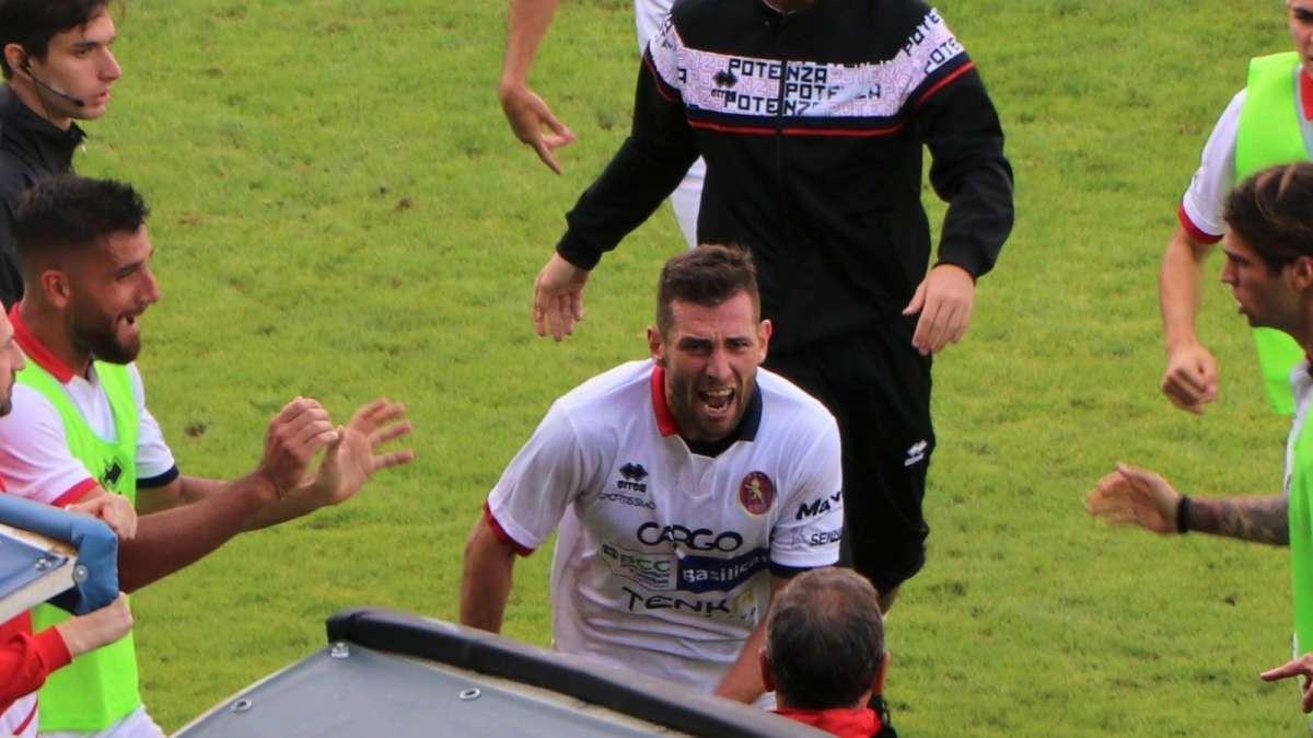Tutto quello che c’è in un abbraccio tra Zampa e mister Gallo