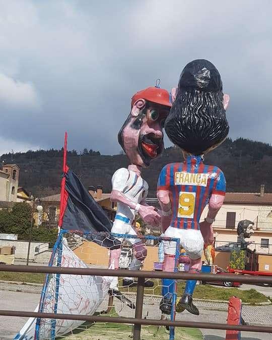 ...e sui carri di Carnevale sfilano França e Guaita...