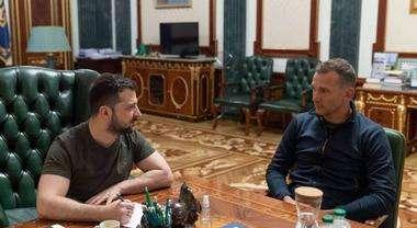 Ucraina, il presidente Zelensky nomina l'ex attaccante del Milan  Shevchenko suo consigliere 