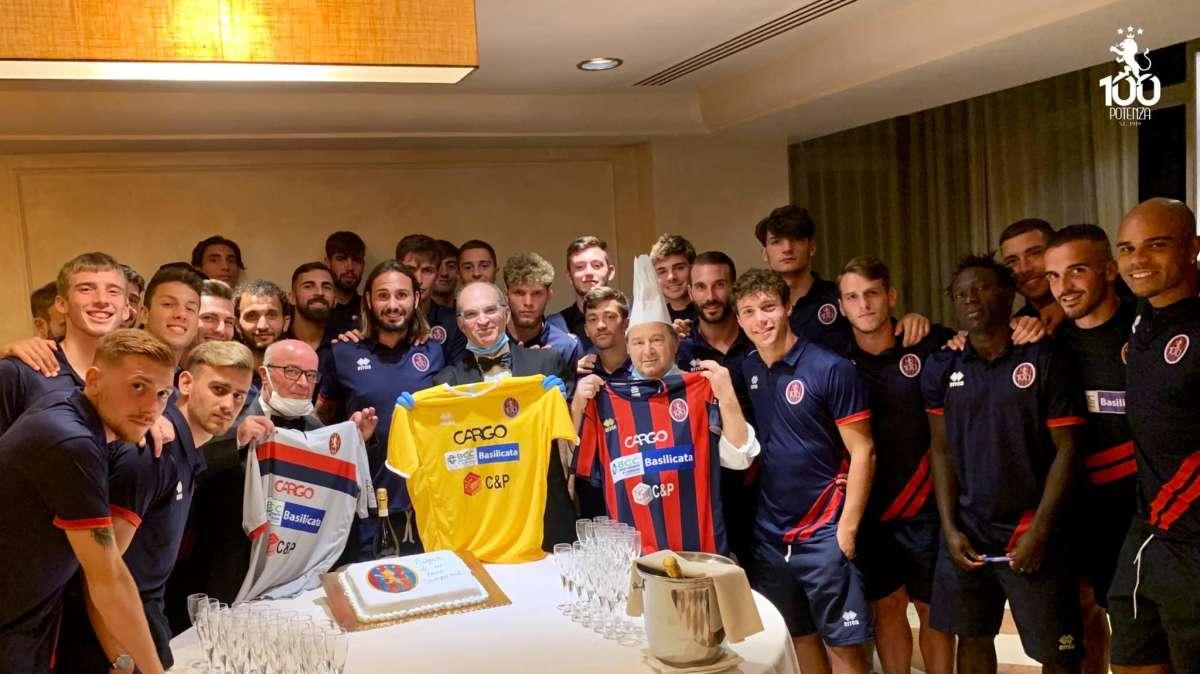 Potenza, ritiro finito con torta, brindisi e foto ricordo
