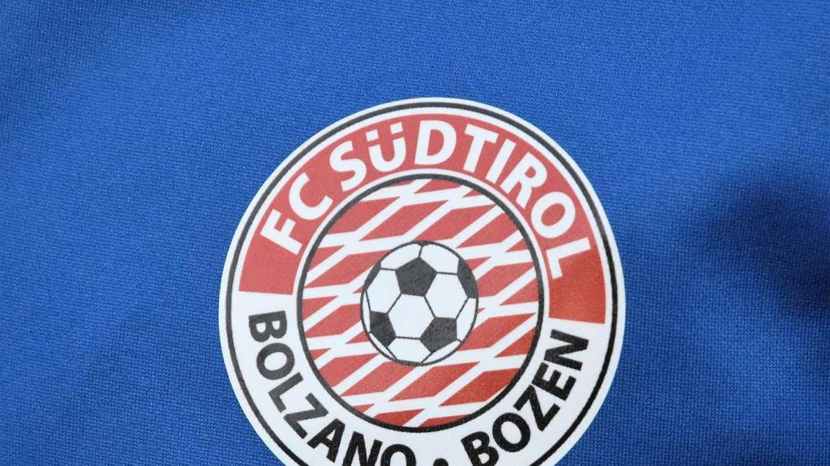Südtirol, la favola nella favola: vince a Benevento e i giocatori rendono omaggio all'unico tifoso al seguito