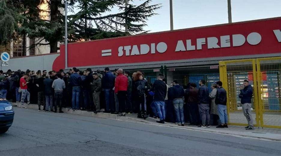 La carica dei tifosi rossoblu!