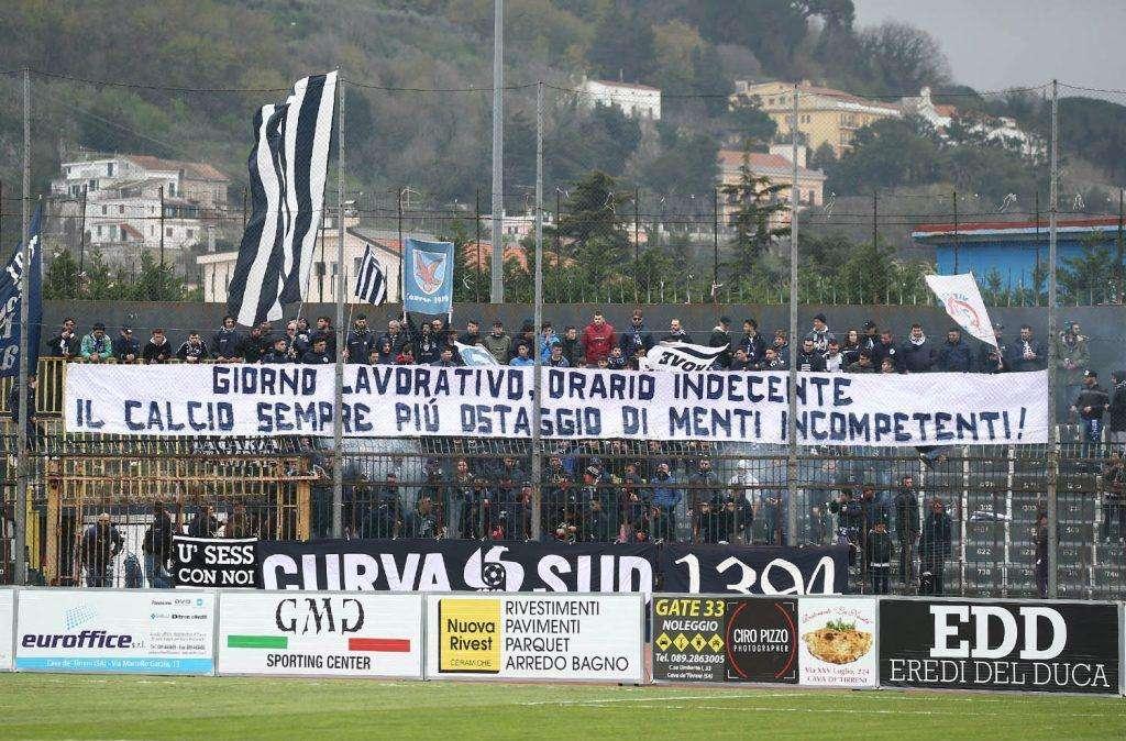 Eloquente striscione dei tifosi della Cavese...