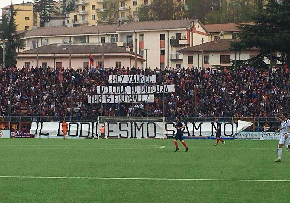 Uno striscione "a stelle e strisce"...