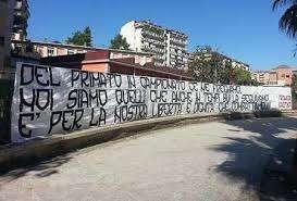 La signora Ornella e la lotta agli striscioni.