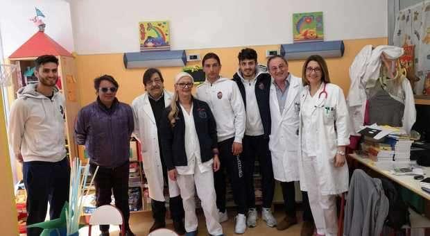 Il Rieti in visita al reparto di Pediatria dell'ospedale della cittadina laziale...