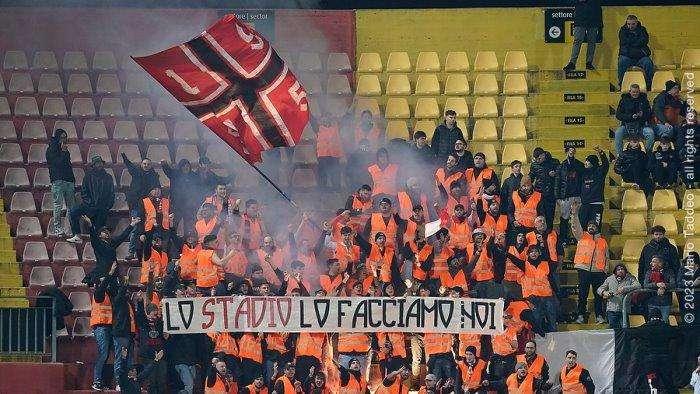 I tifosi del Sorrento si fanno sentire e... vedere: "Lo stadio lo facciamo noi"