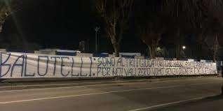 Al "Rigamonti" di Brescia Mario Balotelli trova striscione contro e cancello chiuso per lui