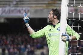 Volano sassi...la favola è finita...