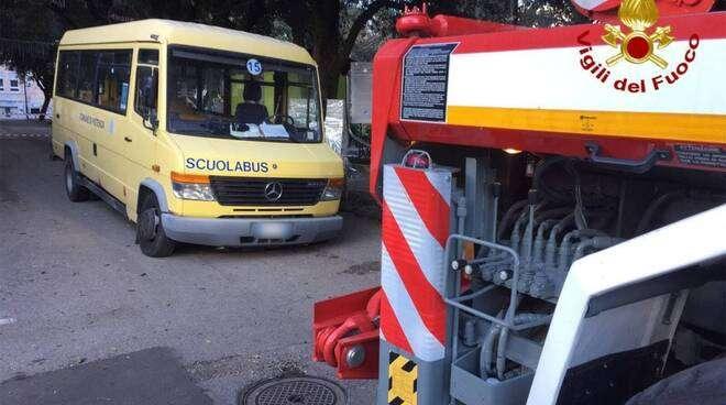 Potenza, cede il manto stradale: scuolabus recuperato dai vigili del fuoco