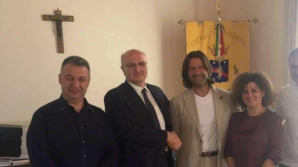 Fischi per il sindaco De Luca e l'assessore allo sport Errico...