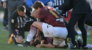 Paura in Ascoli-Salernitana: il centrocampista polacco Patryk Dziczek sviene e si accascia al suolo 