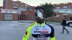 Giro d’Italia, l'eritreo Girmay vince, fa la storia ma si ritira: il tappo dello spumante finito in un occhio gli costa carissimo