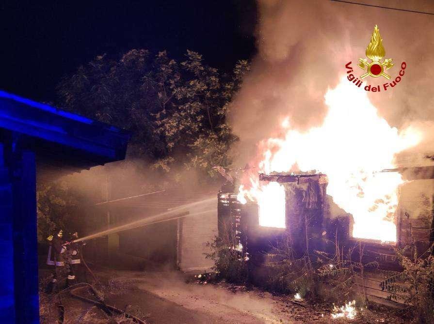 Potenza, bruciano due prefabbricati a Bucaletto