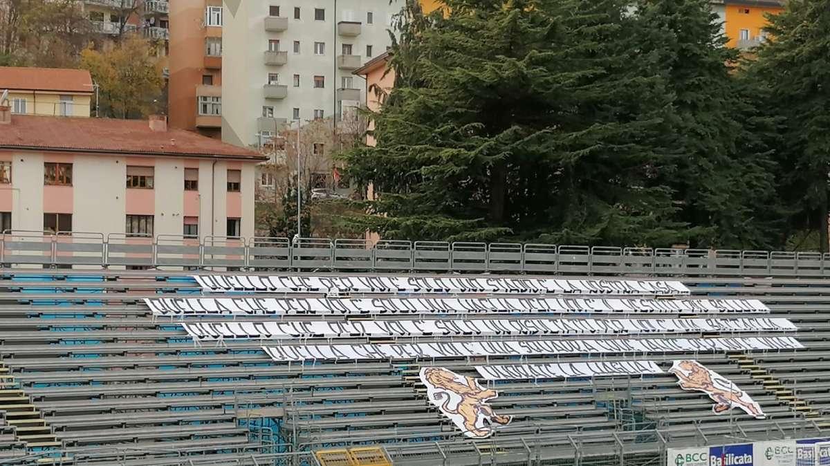 Il messaggio dei tifosi rossoblu sui gradoni della Curva Ovest...