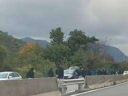  Violenza e paura sul raccordo Av-Sa, auto in ostaggio dei tifosi della Paganese