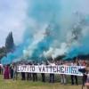La passione "folle" di due neo sposi laziali: accolgono gli invitati con fumogeni biancocelesti e striscione "Lotito vattene"