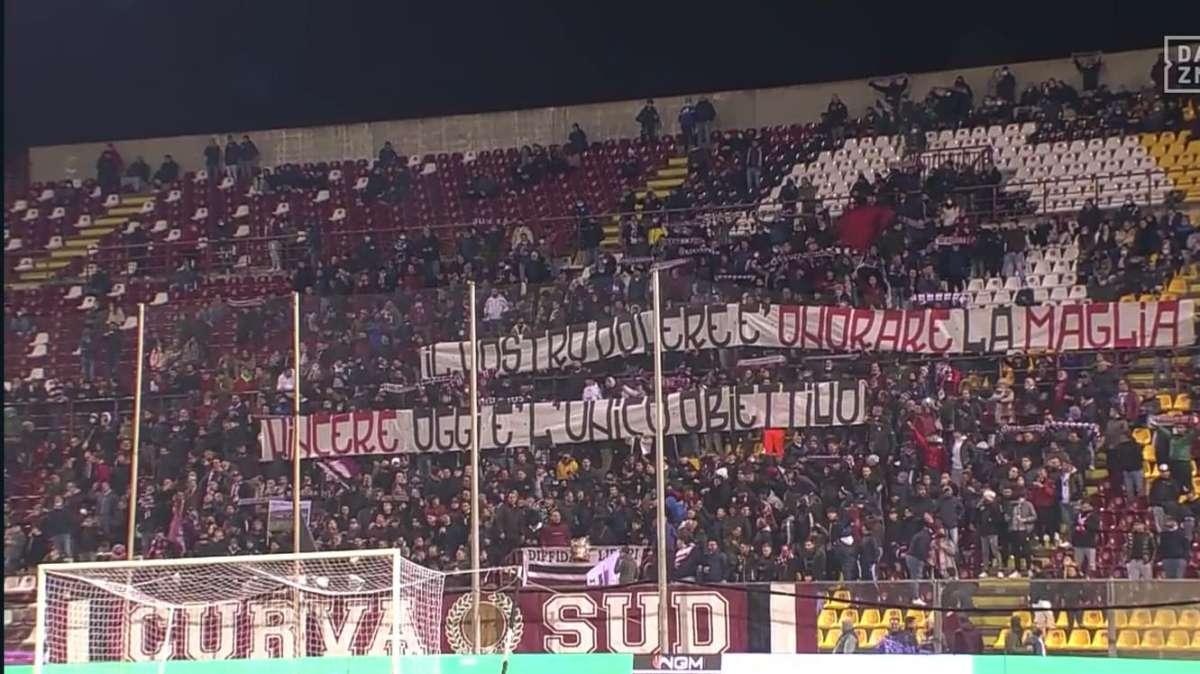Reggina-Alessandria, la Curva Sud: "Il vostro dovere è onorare la maglia, vincere è l'unico obiettivo"